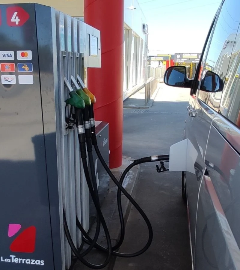 carro cargando gasolina